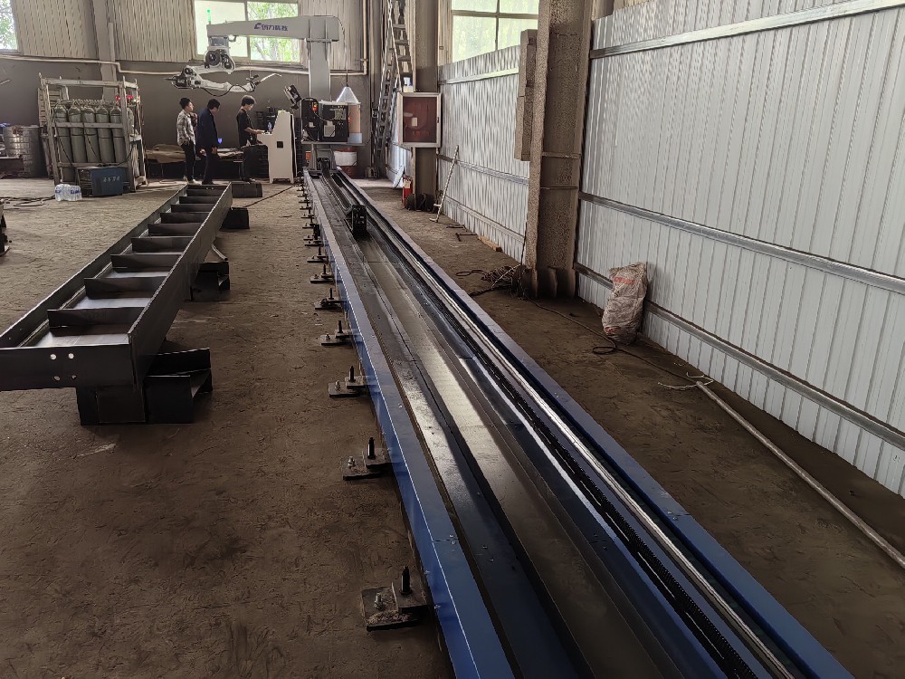 懸臂機械手自動化焊接鋼結(jié)構(gòu)行車梁